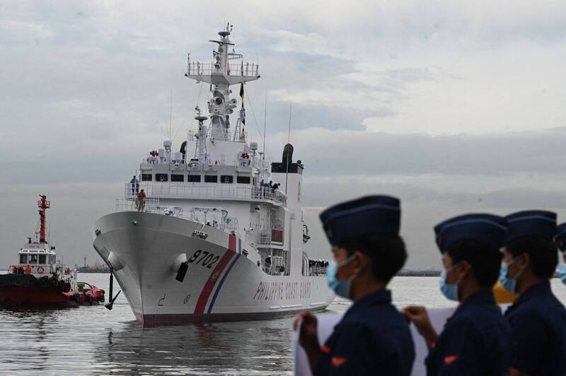 菲律宾海岸防卫队将向日本添购5艘大型巡逻船，最快17日与日本签署合作备忘录。 图为2022年菲律宾海岸防卫队人员列队观看向日本採购的多用途回应船抵达马尼拉国际港口。（法新社档案照）(photo:LTN)