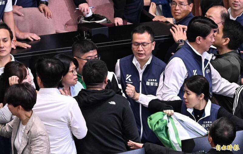 立法院會今(17)日預計表決國會改革相關法案,朝野一早爆發激烈推擠,民進黨批評,藍白聯手假藉國會改革之名,強推違憲濫權法案。(記者劉信德攝) 立法院會今(17)日預計表決國會改革相關法案,朝野一早爆發激烈推擠,民進黨批評,藍白聯手假藉國會改革之名,強推違憲濫權法案。(記者劉信德攝)