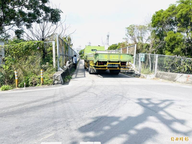 國1后里段舊社路跨橋橋面路幅狹窄。（記者張軒哲攝）