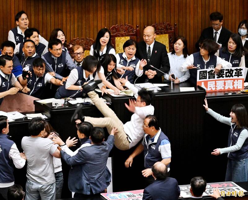 立委郭國文摔倒。(記者方賓照攝) 立委郭國文摔倒。(記者方賓照攝)