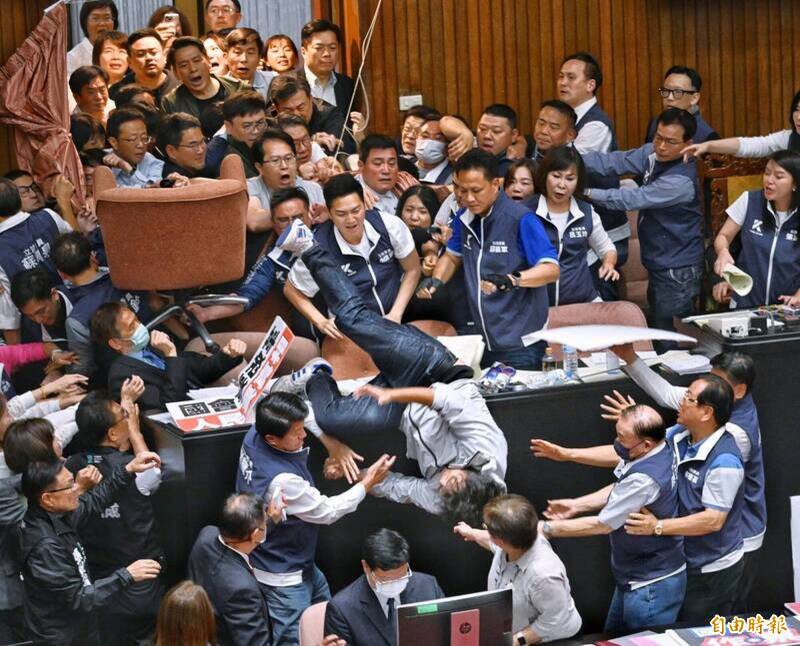 立委沈伯洋摔落。(記者方賓照攝) 立委沈伯洋摔落。(記者方賓照攝)