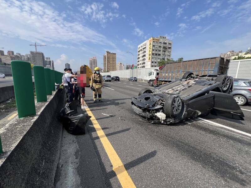 國道1號九如路段18日上午傳出爆胎翻車事故，24歲駕駛幸運撿回一命。（民眾提供）