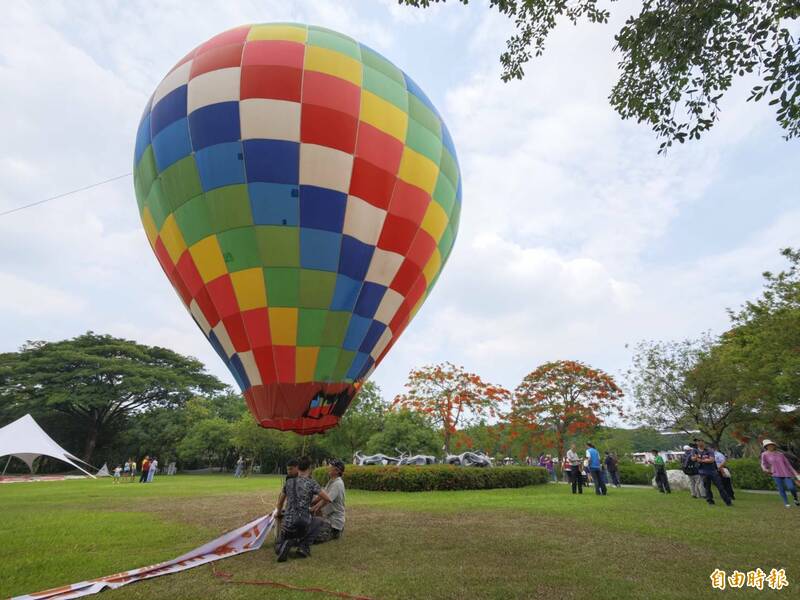 六堆客家文化園區今年國際博物館日，首度推出熱氣球升空秀。（記者陳彥廷攝）