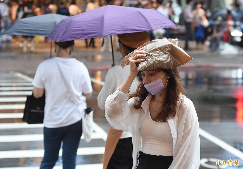 中央氣象署預報，週日水氣增多，東半部地區有局部短暫陣雨，其他地區多雲，午後有局部短暫雷陣雨，並有局部較大雨勢發生機率。（資料照）