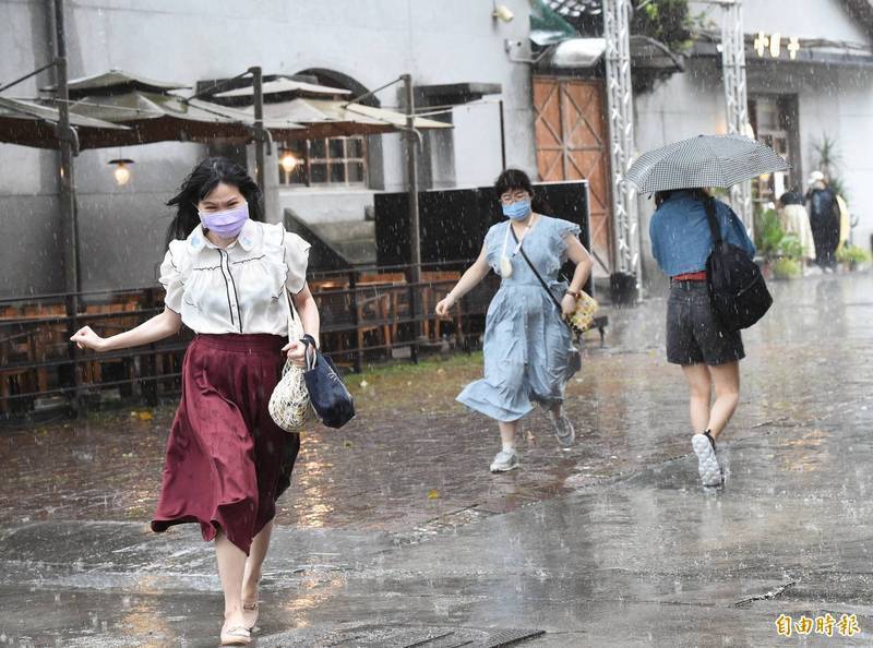 氣象專家指出，下週一水氣漸增，下週二至週五因西南風攜帶水氣、配合「梅雨季」第3波「滯留鋒」南北徘徊，各地將有短暫陣雨或雷雨，且易伴隨小範圍「劇烈天氣」。（資料照）