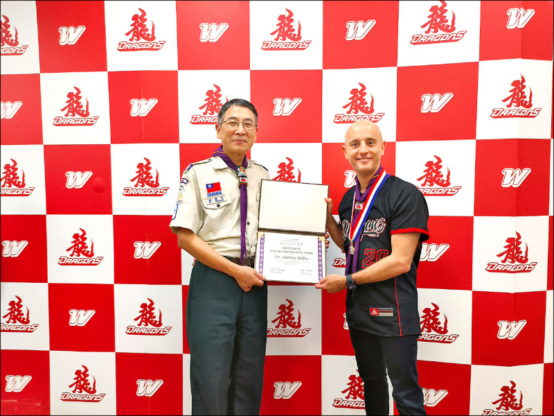 在花蓮地震時，幫助11人脫困的希臘女婿貝迪瑞（右），展現童軍精神勇於助人，中華民國童軍總會秘書長蘇德祥（左）為此特別頒贈國際友誼章以及我國童軍總會領巾給予肯定和感謝。 （童軍總會提供）