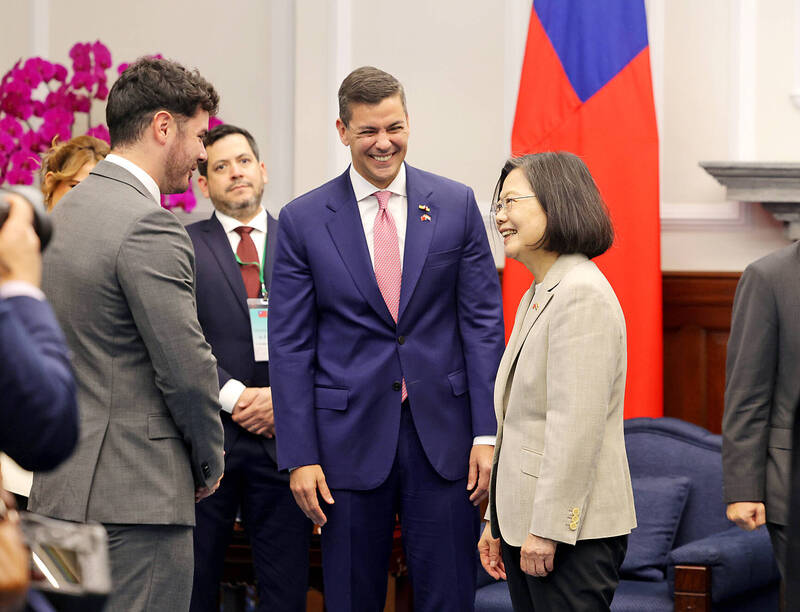 
President Tsai Ing-wen, right, greets a visiting delegation led by Paraguayan President Santiago Pena Palacios, center, at the Presidential Office in Taipei yesterday.
Photo: CNA