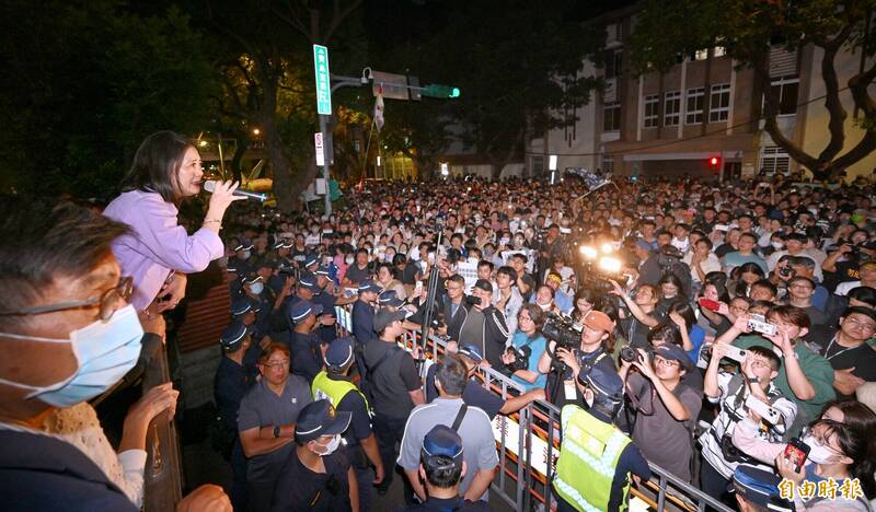 立法院院會17日預計表決國會改革相關法案,朝野表決大戰爆發嚴重肢體衝突,院外湧來大批民眾關切,18日凌晨會議結束,民進黨立委吳思瑤等人爬上鐵門向立法院外關心民眾致意,並說明議場情形。(資料照,記者方賓照攝) 立法院院會17日預計表決國會改革相關法案,朝野表決大戰爆發嚴重肢體衝突,院外湧來大批民眾關切,18日凌晨會議結束,民進黨立委吳思瑤等人爬上鐵門向立法院外關心民眾致意,並說明議場情形。(資料照,記者方賓照攝)
