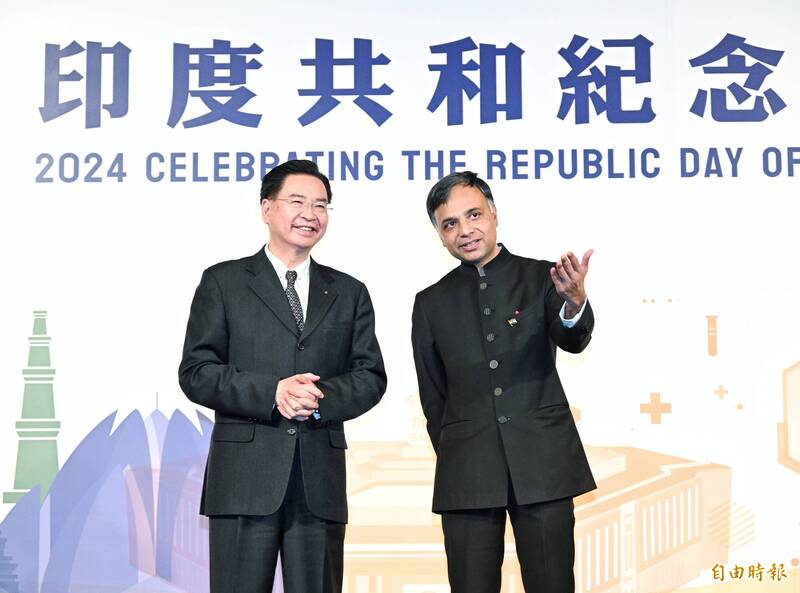 印度駐台代表葉達夫(右)表示,吳釗燮(左)誠摯且務實,拉近台印關係的決心更是明確,確信雙邊關係將持續深化。圖為今年1月22日印度台北協會舉行「印度共和紀念日慶祝酒會」,吳釗燮應邀出席和葉達夫向與會者致意。(資料照) 印度駐台代表葉達夫(右)表示,吳釗燮(左)誠摯且務實,拉近台印關係的決心更是明確,確信雙邊關係將持續深化。圖為今年1月22日印度台北協會舉行「印度共和紀念日慶祝酒會」,吳釗燮應邀出席和葉達夫向與會者致意。(資料照)