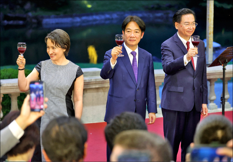 準總統賴清德、準副總統蕭美琴參加昨晚在台北賓館舉行的「總統副總統就職典禮慶賀團外交部歡迎酒會」，眾人舉杯慶祝。（中央社）