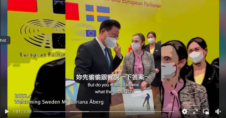 國安會秘書長吳釗燮於擔任外長期間,曾「偷偷問」瑞典國會議員歐柏莉(Boriana Åberg )家具店IKEA的正確讀音。(取自外交部影片) 國安會秘書長吳釗燮於擔任外長期間,曾「偷偷問」瑞典國會議員歐柏莉(Boriana Åberg )家具店IKEA的正確讀音。(取自外交部影片)