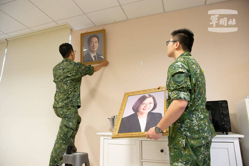 在正副總統當選人賴清德、蕭美琴完成宣誓就職後,國軍各單位隨即將更換總統玉照,掛上賴清德頭像。(國防部提供) 在正副總統當選人賴清德、蕭美琴完成宣誓就職後,國軍各單位隨即將更換總統玉照,掛上賴清德頭像。(國防部提供)