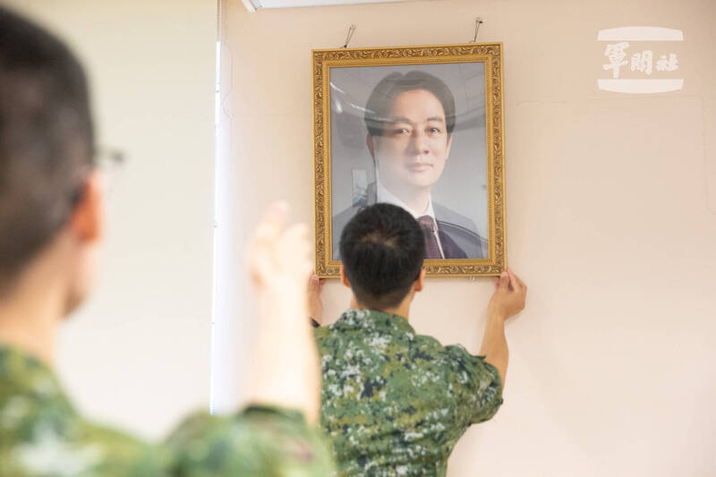 在正副總統當選人賴清德、蕭美琴完成宣誓就職後,國軍各單位隨即將更換總統玉照,掛上賴清德頭像。(國防部提供) 在正副總統當選人賴清德、蕭美琴完成宣誓就職後,國軍各單位隨即將更換總統玉照,掛上賴清德頭像。(國防部提供)