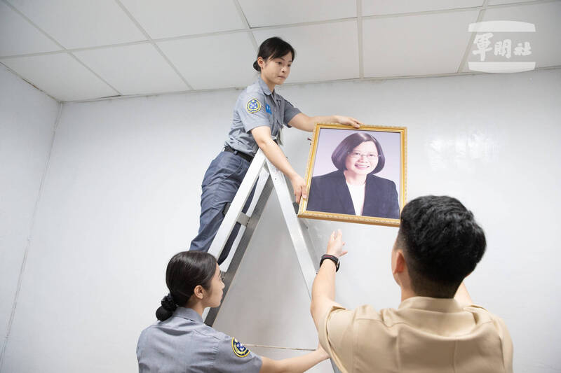 在正副總統當選人賴清德、蕭美琴完成宣誓就職後,國軍各單位隨即將更換總統玉照,掛上賴清德頭像。(國防部提供) 在正副總統當選人賴清德、蕭美琴完成宣誓就職後,國軍各單位隨即將更換總統玉照,掛上賴清德頭像。(國防部提供)