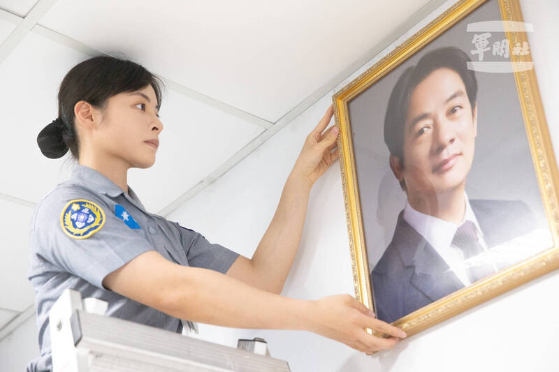在正副總統當選人賴清德、蕭美琴完成宣誓就職後,國軍各單位隨即將更換總統玉照,掛上賴清德頭像。(國防部提供) 在正副總統當選人賴清德、蕭美琴完成宣誓就職後,國軍各單位隨即將更換總統玉照,掛上賴清德頭像。(國防部提供)