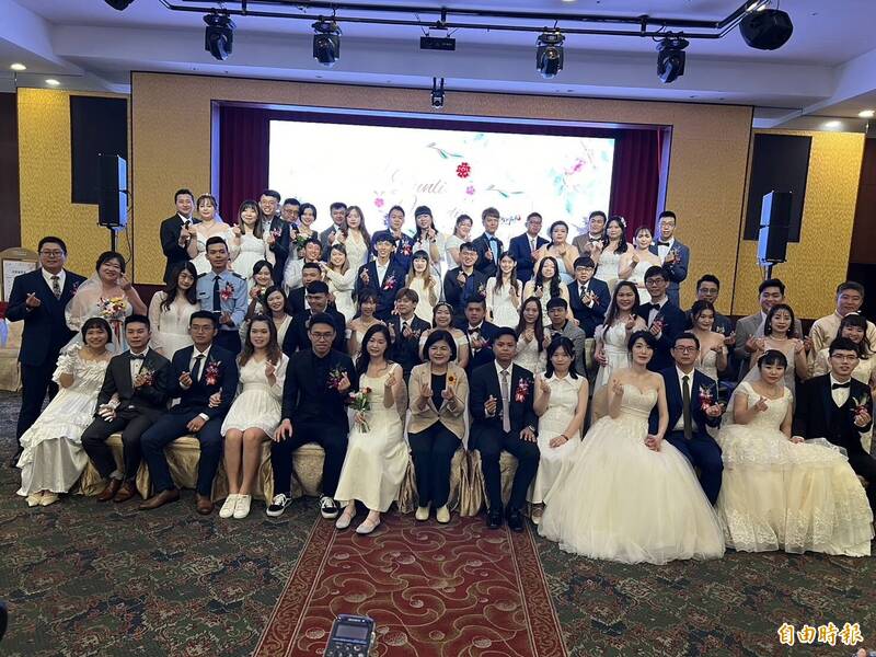 雲林縣府首場集團結婚520在古坑劍湖山渡假飯店舉行，共有30對新人參加，場面甜蜜溫馨。（記者黃淑莉攝）