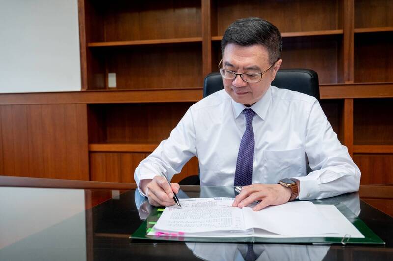 行政院長卓榮泰今正式上任,在完成行政院長的宣誓與交接流程後,隨即簽署就任後的第一份公文,衛福部「前瞻基礎建設計畫—食品安全建設計畫」。(行政院提供) 行政院長卓榮泰今正式上任,在完成行政院長的宣誓與交接流程後,隨即簽署就任後的第一份公文,衛福部「前瞻基礎建設計畫—食品安全建設計畫」。(行政院提供)