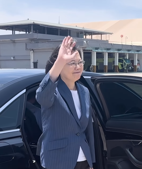 蔡英文(Tsai Ing-wen)総統は、IGでエアフォースワンに最後に乗った動画を公開し、手を振って車に乗り込み、「ありがとう」という一文を残し、多くのネチズンを躊躇させました。 (写真はIGより)