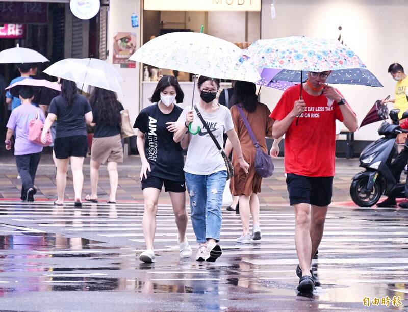 今日東半部及南部有局部短暫陣雨或雷雨,下半天降雨範圍增加,中部以北也有局部短暫陣雨或雷雨,入夜後西半部地區也可能出現局部大雨。(資料照) 今日東半部及南部有局部短暫陣雨或雷雨,下半天降雨範圍增加,中部以北也有局部短暫陣雨或雷雨,入夜後西半部地區也可能出現局部大雨。(資料照)