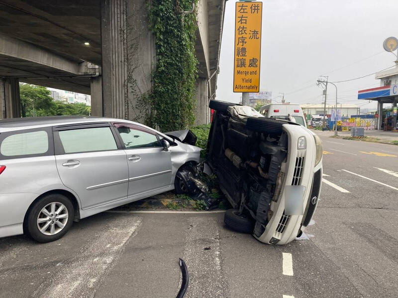 台中市48歲許姓駕駛開著休旅車（左）清晨行經西屯區環中路三段與市政路口，疑似未遵守號誌，攔腰撞上白色轎車，導致轎車側翻。（民眾提供）