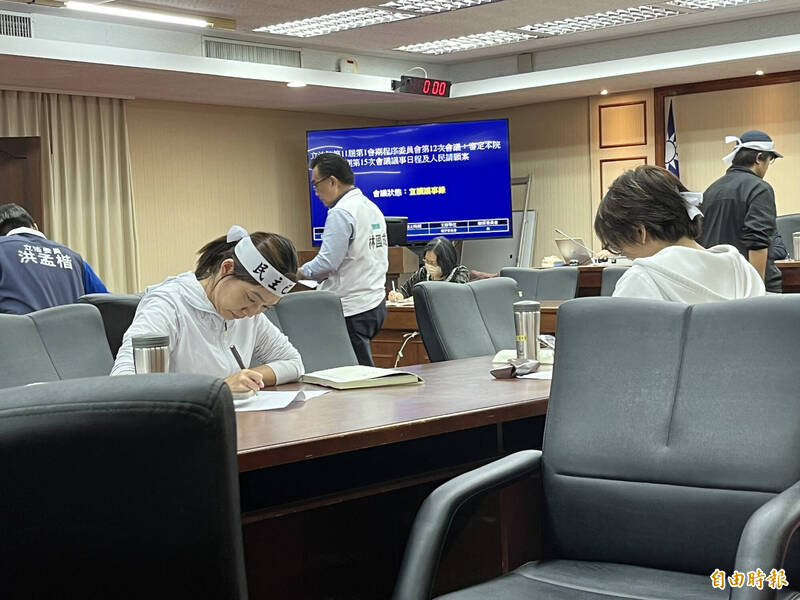 立法院程序委員會今(21)日討論週五院會議程。(記者李文馨攝) 立法院程序委員會今(21)日討論週五院會議程。(記者李文馨攝)