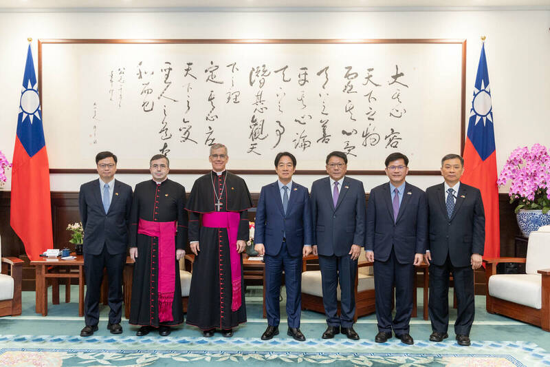 布朗總主教由外交部長林佳龍、教廷駐台代辦馬德範(Stefano Mazzotti)陪同,前往總統府晉見總統。(圖由總統府提供) 布朗總主教由外交部長林佳龍、教廷駐台代辦馬德範(Stefano Mazzotti)陪同,前往總統府晉見總統。(圖由總統府提供)