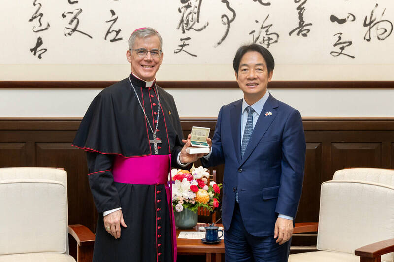 教宗方濟各指派駐菲律賓大使布朗(Charles John Brown)總主教擔任特使來台參加總統就職典禮,今會見總統賴清德。(圖由總統府提供) 教宗方濟各指派駐菲律賓大使布朗(Charles John Brown)總主教擔任特使來台參加總統就職典禮,今會見總統賴清德。(圖由總統府提供)