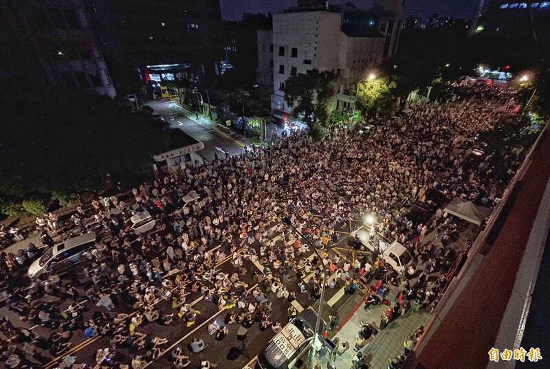 立法院外抗议人潮爆满，连济南路也挤爆。（记者刘信德摄）(photo:LTN)