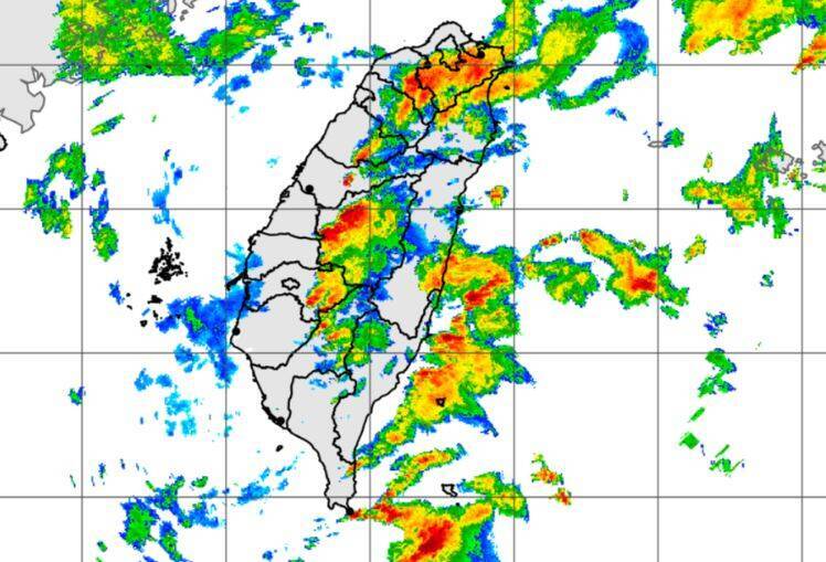 雷雨胞多點開花，北中南10縣市大雷雨警戒。（圖擷自中央氣象署）