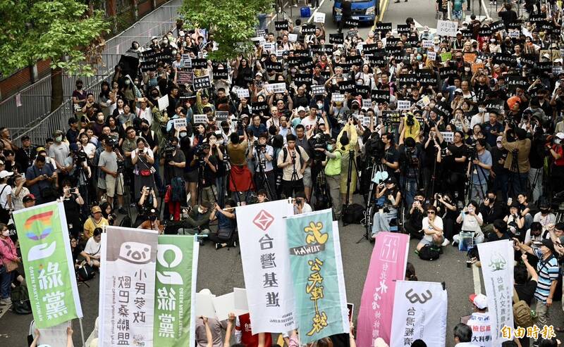 台灣基進、時代力量等數個本土政黨與社團今日在立法院外召開記者會呼籲，拒絕國會威權復辟，強力要求退回國會三法。（記者羅沛德攝）