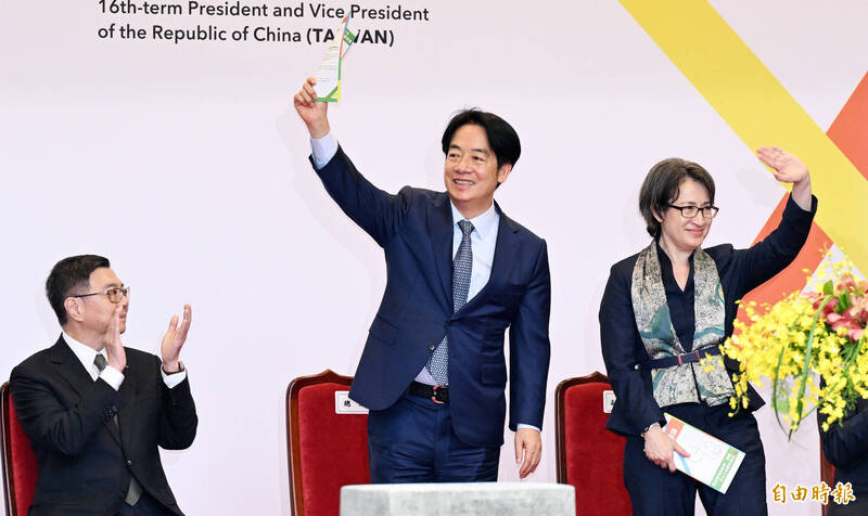 總統賴清德(中)、副總統蕭美琴(右)、行政院長卓榮泰(左)21日出席「海外僑胞回國慶賀中華民國第十六任總統、副總統就職茶會」,兩人揮手向在場僑胞致意。(記者廖振輝攝) 總統賴清德(中)、副總統蕭美琴(右)、行政院長卓榮泰(左)21日出席「海外僑胞回國慶賀中華民國第十六任總統、副總統就職茶會」,兩人揮手向在場僑胞致意。(記者廖振輝攝)
