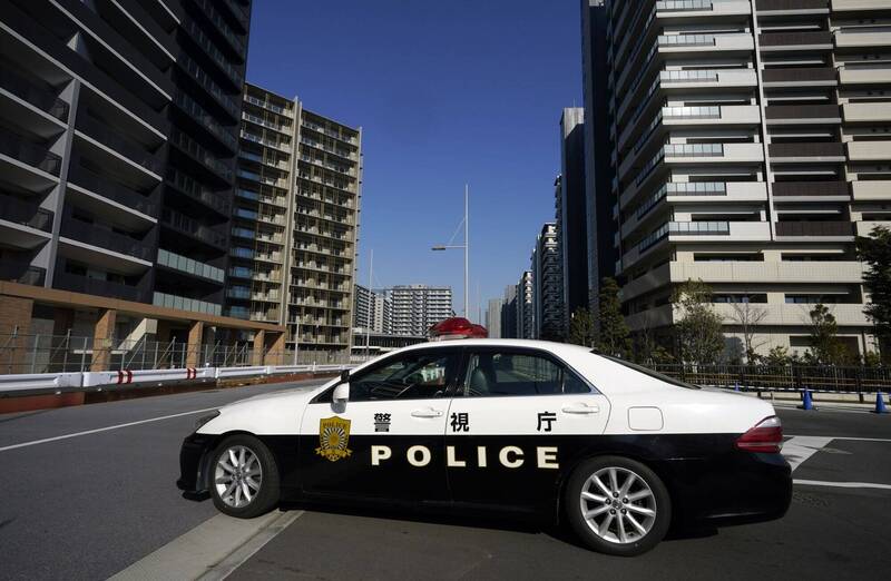 日本東京練馬區女子開車載著2歲女兒外出，孰料女兒竟被後座車窗卡住脖子身亡。東京都警視廳警車示意圖。（歐新社）