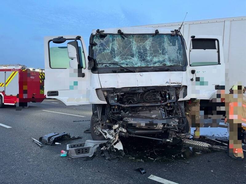 柯姓男子駕駛的聯結車追撞前方聯結車後，車體「折甘蔗」，警方火速到場排除事故。（國道警方提供）