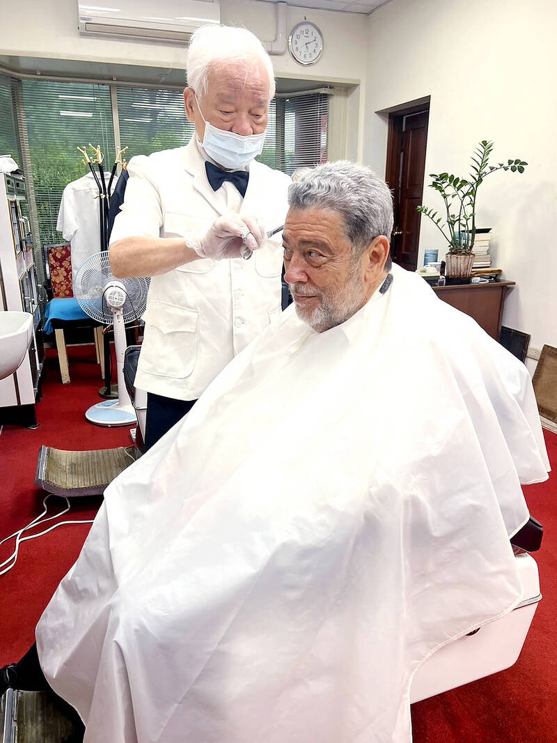 Taiwanese barber Chiu Yen-chung, left, cuts the hair of Saint Vincent and the Grenadines Prime Minister Ralph Gonsalves at the Grand Hotel Taipei on Tuesday last week.
Photo: CNA
Taiwanese barber Chiu Yen-chung, left, cuts the hair of Saint Vincent and the Grenadines Prime Minister Ralph Gonsalves at the Grand Hotel Taipei on Tuesday last week.
Photo: CNA