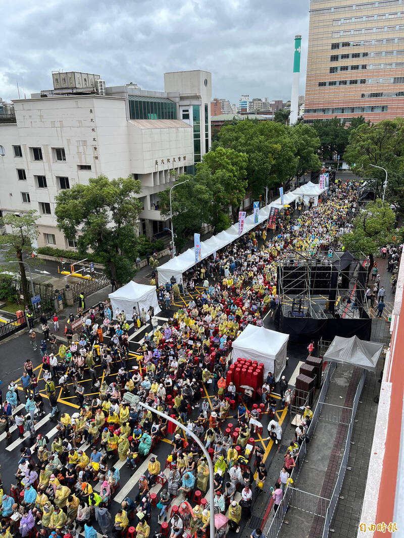 主辦方指出，截至上午11時15分，在大雨中仍有超過2000人聚集，預計下午天氣轉晴，有更多人潮陸續趕來當中。（記者李文馨攝）