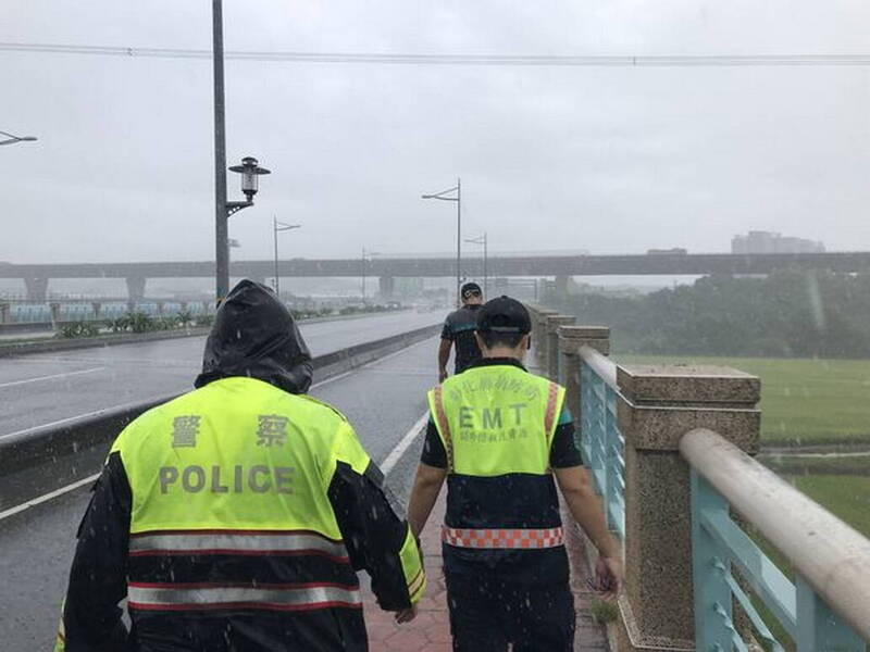 彰化警消人員雨中在大度橋搜尋女騎士的下落。（圖民眾提供）