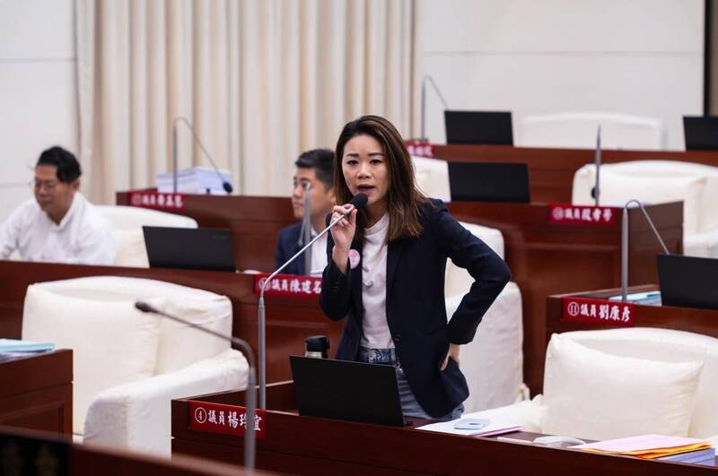 新竹市議會今天舉行各局處工作報告,卻不給議員問消防局526火災事件,市議員楊玲宜也提出多項疑點與建議。(楊玲宜提供) 新竹市議會今天舉行各局處工作報告,卻不給議員問消防局526火災事件,市議員楊玲宜也提出多項疑點與建議。(楊玲宜提供)