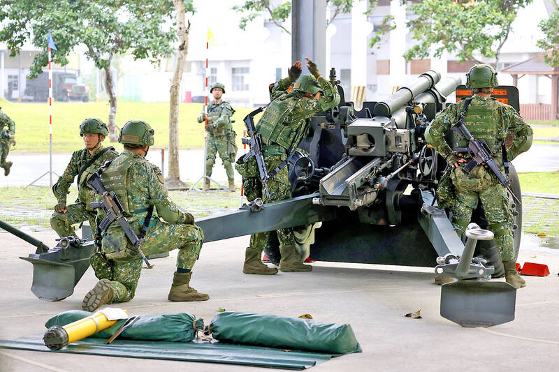 Soldiers demonstrate Howitzer firing routine during the visit of President William Lai, not pictured, inside a military base in Hualien yesterday.
Photo: Ritchie B. Tong, EPA-EFE
Soldiers demonstrate Howitzer firing routine during the visit of President William Lai, not pictured, inside a military base in Hualien yesterday.
Photo: Ritchie B. Tong, EPA-EFE