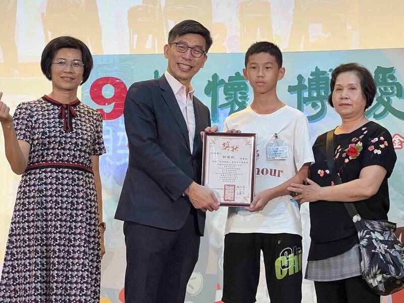 立委鍾佳濱捐出選舉補助款作為「教懷博愛」獎學金,已嘉惠5966名學子。(鍾佳濱服務處提供) 立委鍾佳濱捐出選舉補助款作為「教懷博愛」獎學金,已嘉惠5966名學子。(鍾佳濱服務處提供)