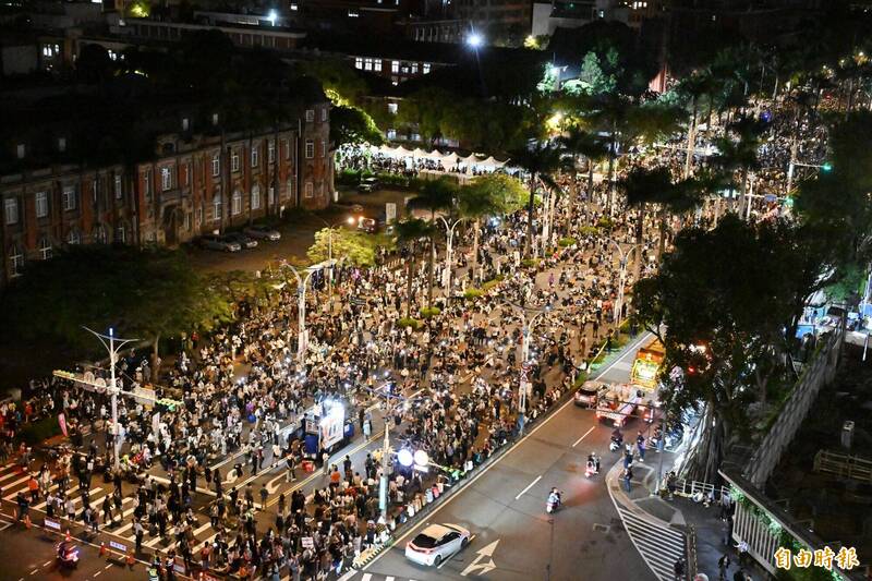 立法院三通過國會職權修正相關法案，入夜後中山南路監院前，仍有許多公民團體在立法院外表達「國會濫權、民主倒退、公民搶救、立院集結」的訴求。（記者田裕華攝）