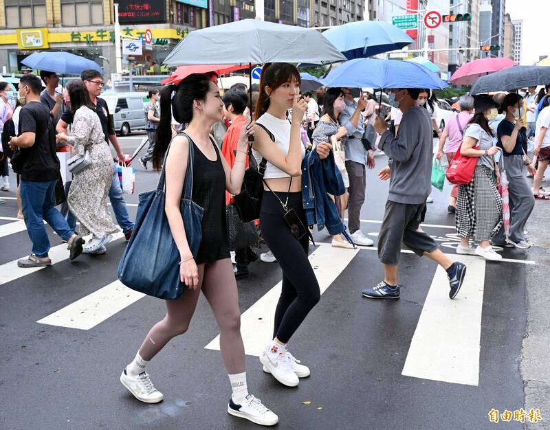 今日至週五各地天氣好轉，午後有局部短暫陣雨或雷雨的機率，需留意仍有較大雨勢。（資料照）