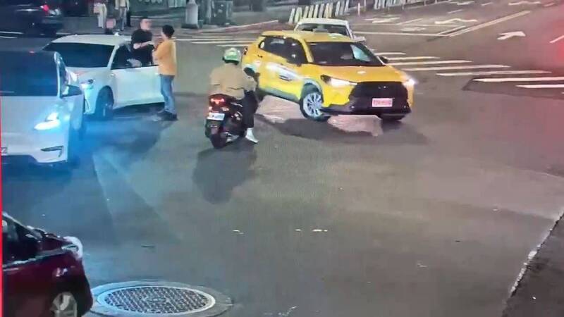 不滿遭按喇叭下車理論  特斯拉男遭黑衣男打倒在地