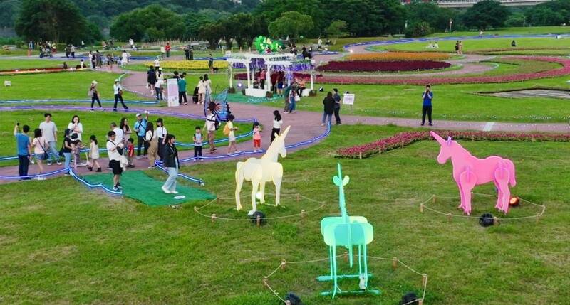 新北市板橋區蝴蝶公園「河濱蝶戀季」26日剛落幕，活動特色包括萬盆花海。（新北市高灘處提供）