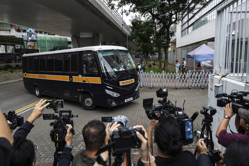 香港民主派遭指控「意圖顛覆國家政權」之「47人案」其中14人今（30）日遭定罪。圖為懲教所囚車駛入西九龍裁判法院。（美聯社）