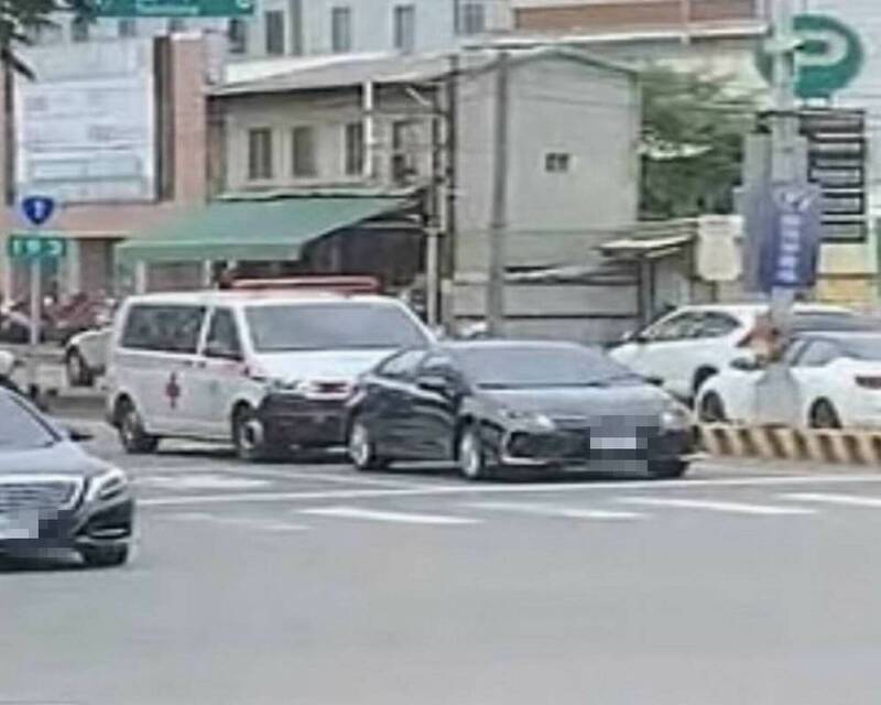 轎車擋住後方1輛救護車長達3分鐘。 （民眾提供）