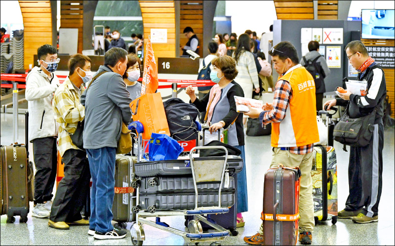 行政院長卓榮泰昨宣布，為維護旅客及旅行業者權益，政府決定今年六月前規劃的旅行團可以繼續出團。情境照。圖為旅客於機場集合情形。（資料照）