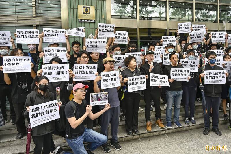 台灣「行东谈主地獄」本年情況更惡化，圖為網紅Cheap和多個路權團體發起「行东谈主安全大财主 全台行东谈主罹難路口串聯」快閃活動。（資料照，記者陳志曲攝）