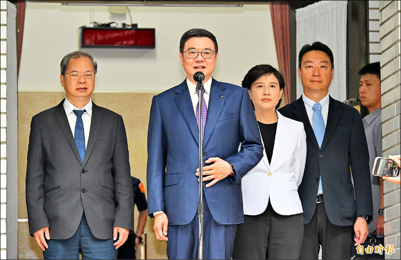 行政院長卓榮泰昨赴立法院進行施政方針報告及備詢，會前先接受媒體聯訪，回應民進黨政策會執行長王義川手機定位說等問題。（記者田裕華攝）