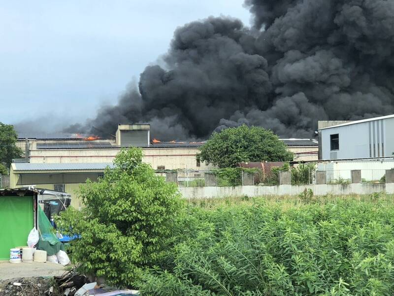 [新聞] 台南永康工廠火警！濃煙猛竄天際 消防灌救中