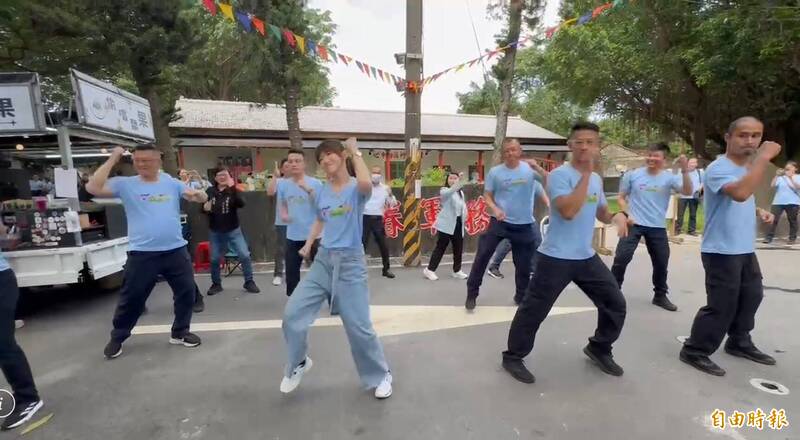 雲林縣警局辦警察節活動，現場由局長李建民與警局同仁一起挑戰「16蹲」。（記者李文德攝）